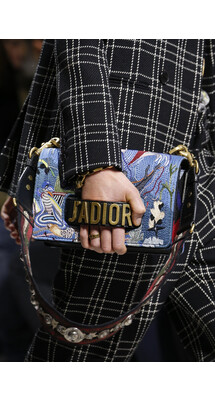 Details Christian Dior , Details Dior Fall 2018 Ready-to-Wear , Детали показа Кристиан Диор , Детали показа Диор осень зима 2018 , Fashion show , неделя моды в Париже , PFW , Мария Грация Кьюри , Mainstyles